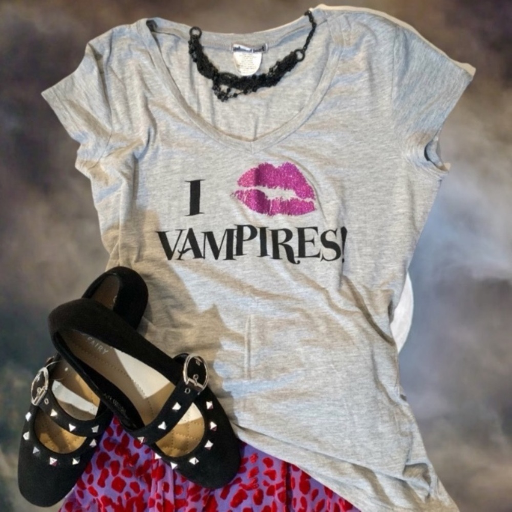 "I 💋 Vampires!" graphic print gray short sleeve tee- L